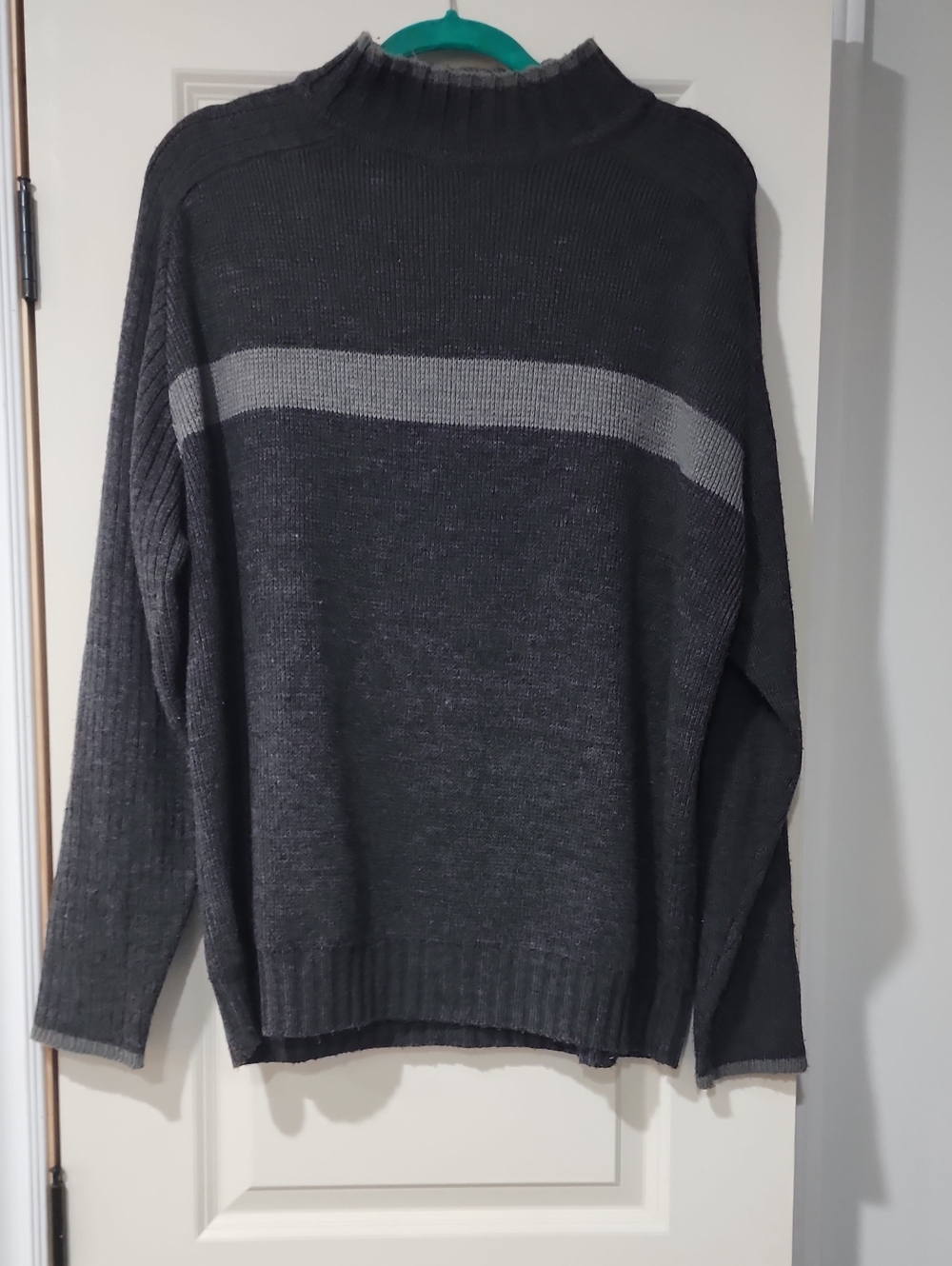 90'S Foot Locker Men's Color Block Turtleneck in Black & Gray